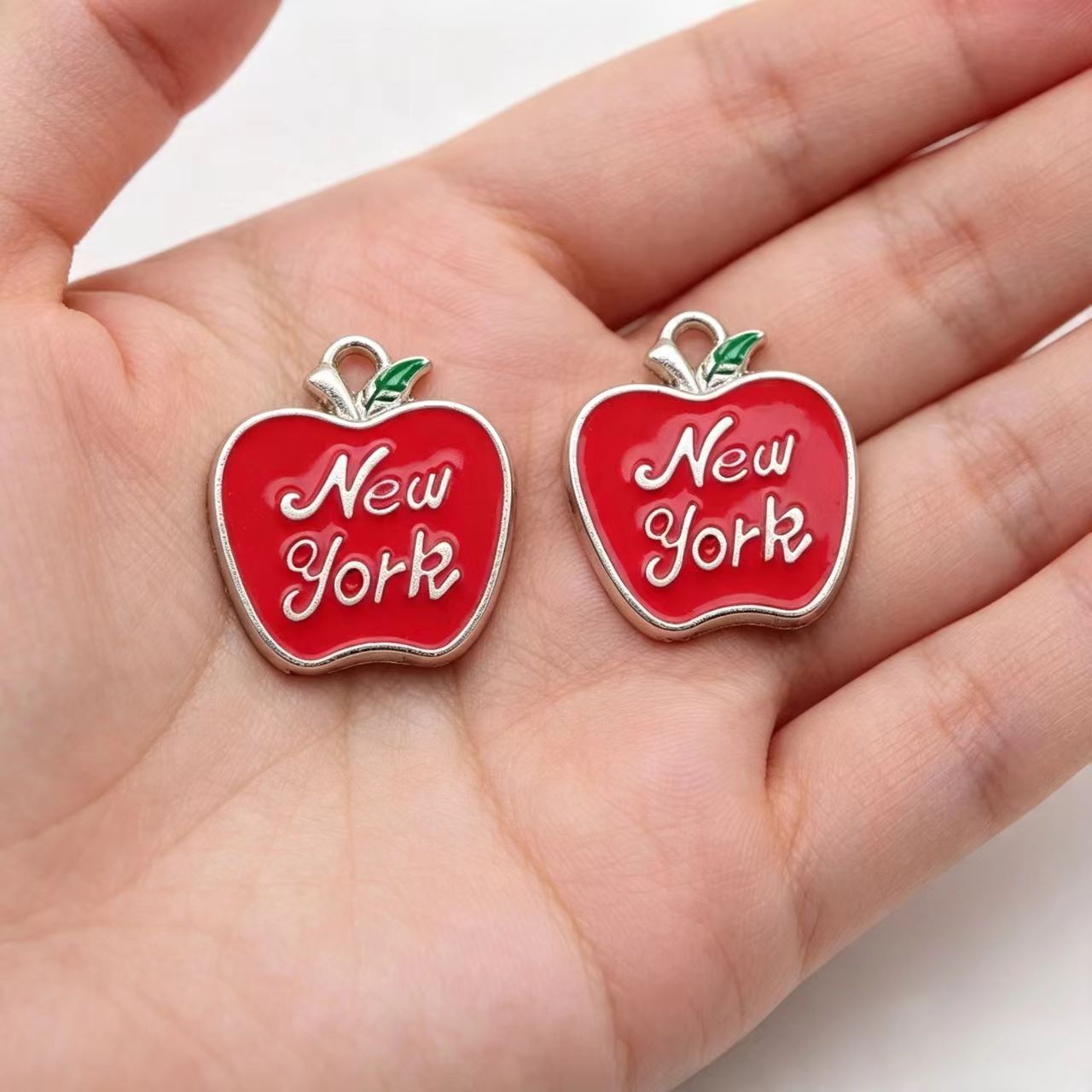 10 Stück Emaille-Apfel-New-Yor – Jewelry Making New York Bewertung und Preis